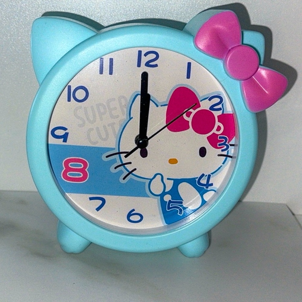 NWOT Hello kitty  clock 🩵